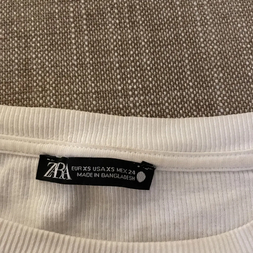 säljer vit urgullig volangtopp ifrån zara! super söt och passar till allt men klär ändå upp outfiten med volanger! köptes för ca 100kr för ett år sedan men säljs för 45kr+frakt!🤍. T-paidat.