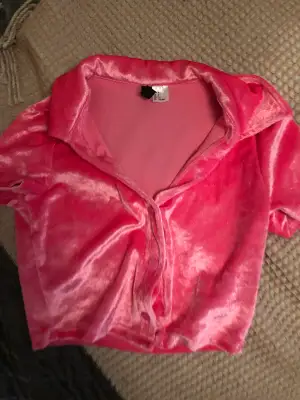 Rosa skjorta! Frakt tillkommer på 40kr 