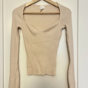 Slutsåld topp - Helt slutsåld ribbad topp från h&m med utsvängd arm nertill, finns inte längre på h&m hemsida. Toppen är samma som sista bilden bara att den jag säljer är beige och inte brun. Storlek xs 🤍 aldrig använd