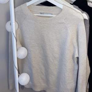 Den trendiga stickade tröjan från vera moda 🫶🏼 behöver få bort ❤️