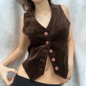 Väst  - Super fin väst i fint skick! Spänne där bak 💓