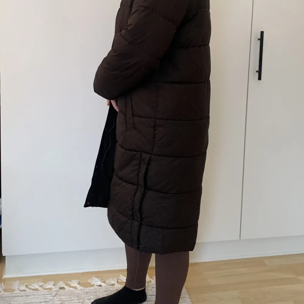 Svart puffer-vinterjacka, inköpt från nelly, knappt använd och det finns inga skador!. Takit.
