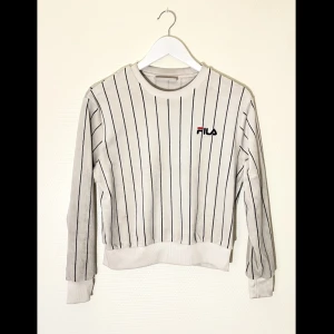 Fila tröja  - Fila tröja i fint skick! Ser dock smutsig ut vilket den inte är.
