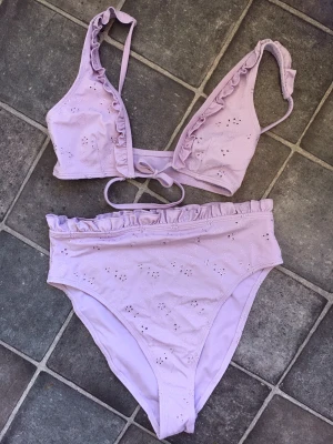 Lila bikini small - Trosa med skyddsplast kvar. Hög midja storlek 38 Bh storlek 36