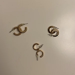 Guld örhängen  - Örhängen som är nästan oanvända, endast testade, 10kr st eller alla för 15kr