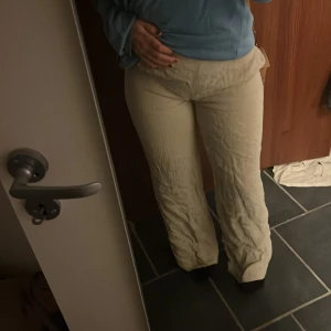 Linnebyxor - Linnebyxor från okänt märke, insydda i sidorna men går nog att sprätta om man vill. Perfekt längdmässigt till mig som är 160 lång :) 