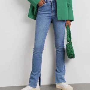 Ett par fina jeans med slits i bra skick❤️köpta för 400 och säljer för 150