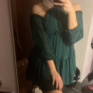 Mörkgrön klänning - Sjukt vacker mörkgrön klänning :) silkesmaterial på insidan Iva Nikolina x NAKD