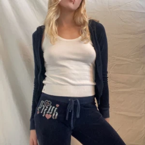 Juicy sett! - Midwaisted mörkblått Juicy sett! Koftan går inte att stänga (går att fixa) men det brukar inte störa mig för jag tycker ändå att det är snyggare med den öppen, annars skulle jag säga att settet är i bra skick. Priset går absolut att diskutueras!❤️