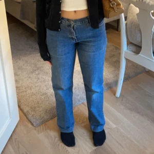 Lågmidjade jeans - Ett par väldigt fina låg midjade jeans i storlek 36. Knappt använda. Säljer för 150kr+ frakt vilket oftast ligger på 66kr😁Innebenslängd: 75 cm och midjemått: 80cm
