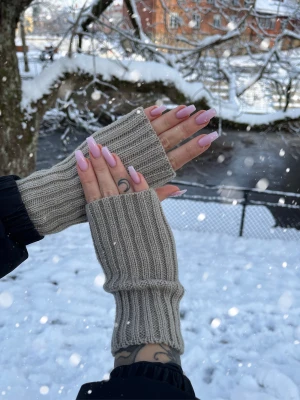 ”Ash” wrist - ”Ash” wrist - Vår model ”Ash” är en kortare torgvante med ribbat mönster för endast 79:-🐨