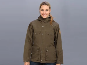 Fjällräven greenland winter jacka - Fjällräven greenland winter jacka i olivgrön Storlek xxs. Passar som en XS skulle jag säga, bra om man är runt 160 i längd. Köpt på naturkompaniet i Stockholm.  Sparsamt använd, inga defekter eller så