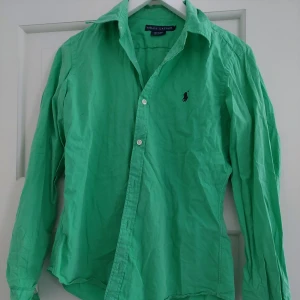 Äkta ralf  - Äkta ralf skjort sjukt snygg i ärt grön färg, snygg till kostymbyxor,kjol eller jens, Stl S 280kr  är kvar då köpare sket i att betalar! Är rappoterad 