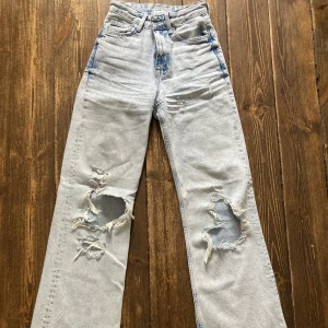 90s Wide Jeans med hål - Verkligen super snygga ljusblå jeans som är 90s Wide och hål i knäna. Köpta från Bershka och är i jättefint skick!🦋