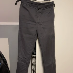 Dickies 874 - Säljer dessa populära gråa Dickies byxor i model 874 i storlek 30 W 20 L, passar jätte bra men passar tyvärr inte mig vid höften längre 