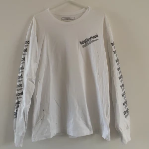 Neighbourhood Longsleeve - En riktigt fet Neighbourhood långärmad t-shirt med snyggt tryck på framsidan och ärmarna. Finns några små fläckar, som går att se på bilderna. Storlek S men passar som S/M. Skicka iväg ett DM för fler bilder eller om du har några frågor! 🤍❤️