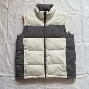 ärmlös pufferjacka champion - vintage champion armlös pufferjacka, köpt secondhand.  100% perfekt skick.  FANTASTISKT KÖP 😍 men passar inte min stil.