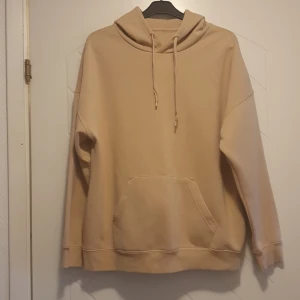 Huvtröja/hoodie  - Beige hoodie oversize. Använd ett fåtal ggr. Kan mötas upp i Kristianstad. Djur- och rökfritt hem.  