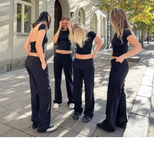 Alobha label kostymbyxor  - Säljer ett par helt oanvända byxor då jag beställde två storlekar. Nypris 799. Säljer för 766 och då ingår frakten (66kr) i priset. Vid billigare frakt minskar också pris.Om ni är intressade SVARA NU annars skickar jag tillbaka dom innan returtiden går ut