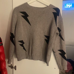 Tröja  - Stickad tröja med blixtar från shein i stl s, 60kr 