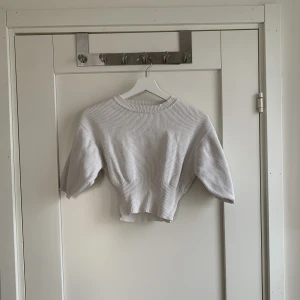 Vit stickad topp - Fin stickad vit topp från Bik Bok i storlek XS