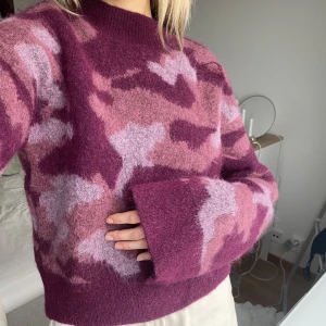 Stickad tröja - Supermysig stickad tröja från & other stories. Endast använd ett fåtal gånger💜