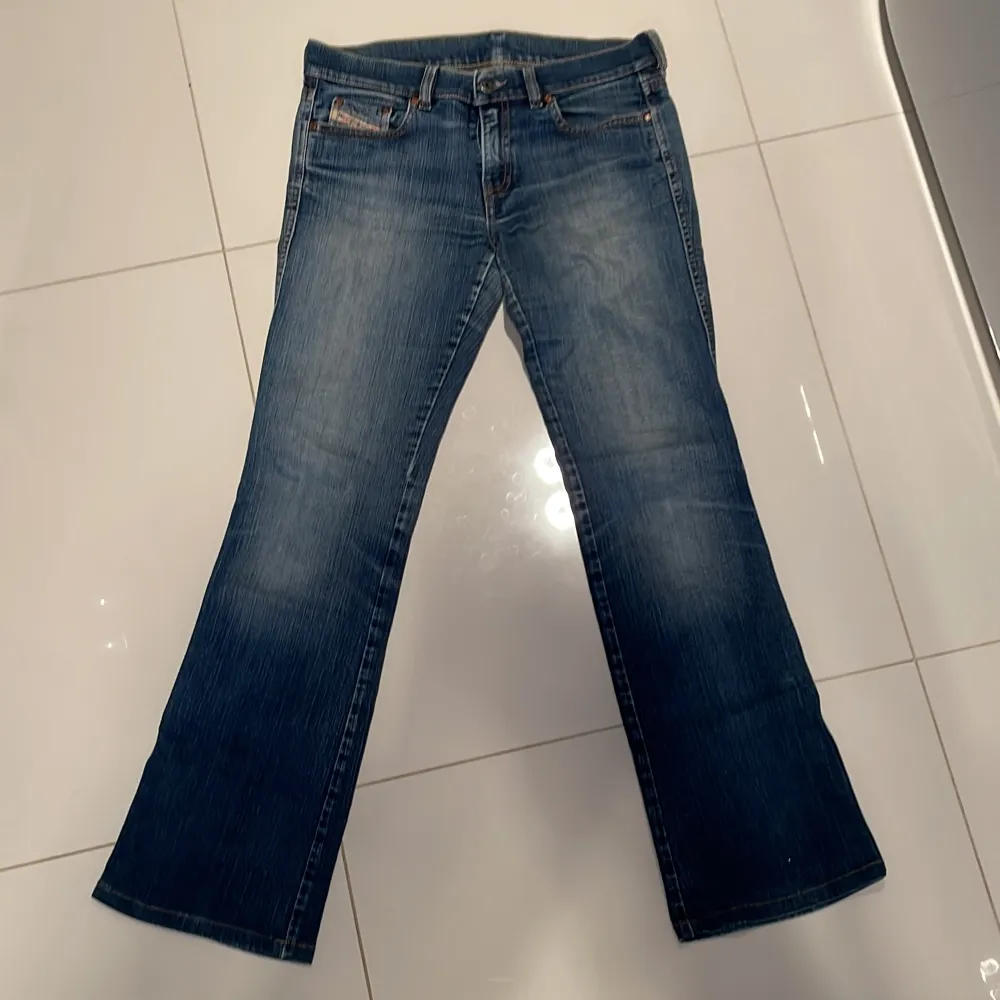 Riktigt fina bootcut jeans med en perfekt tvätt. Beställde dom nyligen men dom var för små. 29x32. Skriv ifall du vill ha fler bilder eller innan du tänkt köpa. . Jeans & Byxor.