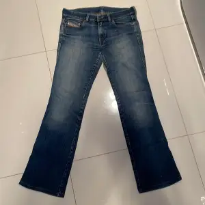 Riktigt fina bootcut jeans med en perfekt tvätt. Beställde dom nyligen men dom var för små. 29x32. Skriv ifall du vill ha fler bilder eller innan du tänkt köpa. 
