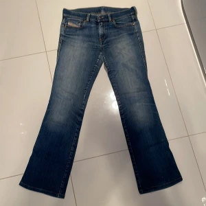 Diesel Bootcut Jeans - Riktigt fina bootcut jeans med en perfekt tvätt. Beställde dom nyligen men dom var för små. 29x32. Skriv ifall du vill ha fler bilder eller innan du tänkt köpa. 