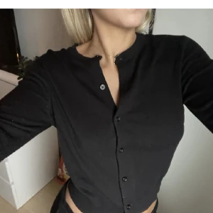 Svart hm kofta - Svart finstickad kofta från hm