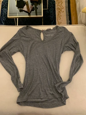 odd molly blouse  - använt typ 1 gång, köpt från sellpy och är i perfekt skick! ❤️‍🔥(knuten i sista bilden) 