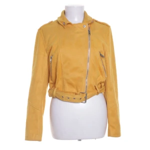 Gul Bikerjacka från Bershka - stl L - En jättesnygg starkt gul bikerjacka i mockaimitation (polyester). Storlek L men tycker den känns lite mer som M/L i storleken. Skicket är i princip nyskick, nyss tvättad och har inga defekter. Säljs för att jag insåg att jag hellre har gult hår än kläder