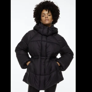 Jacka - Säljer den här populära slutsålda jackan ifrån hm i storlek xs!! Super fin jacka med midja som man kan dra in hur mycket man vill, lapparna kvar!🫶🏽