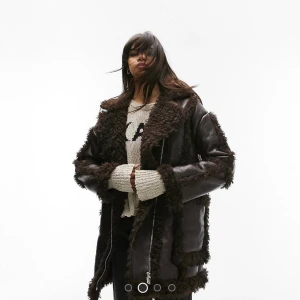 Helt ny jacka med prislapp kvar.  - Sprillans ny, skitsnygg och verkar även vara varm. Den kom aldrig till användning hemma hos mig så hoppas den kan få en ny ägare 🦦