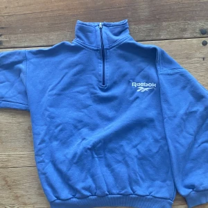 Vintage Reebook collegetröja  - Superfin Vintage Collegetröja från Reebok! Fint tjockt material, Inga fläckar eller liknande. Stl är L i barnstorlek men passar bra som en S! 💗hör av dig vid fler frågor!  