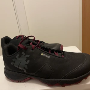 Icebugs pytho 5 - Nättare dubbade skor från Icebugs. Pga att jag använt egna innersulor så saknas originalen till skorna, dock enkelt och billigt att lägga i egna!   Storlek 37,5 men upplevs som 37or.  Nypris ca 1 900