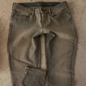 Levis jeans  - Levis jeans demi curve (Modern Rise skinny) i storlek 29. Supersnygga och urtvättade i färgen! 