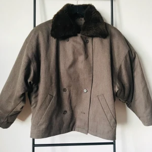 Vintage jacka  - En härlig jacka från den gamla HM tiden. Puffa armar Och väldigt coolt stil och passform. Storlek 42/44 Passar översized till en M eller L.