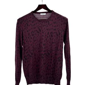 Stickad tröja från J.Lindeberg i ett vinrött leopard print.   Plagget har en smal passform.   Mått, i cm: Bröst: 100 Rygglängd: 66 Midja: 96 Ärmlängd: 69 Stuss: 41