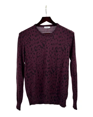 Stickad tröja med leopard print  - Stickad tröja från J.Lindeberg i ett vinrött leopard print.   Plagget har en smal passform.   Mått, i cm: Bröst: 100 Rygglängd: 66 Midja: 96 Ärmlängd: 69 Stuss: 41