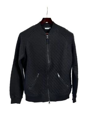 Bomber tröja - Svart bomber tröja från J.Lindeberg.  Plagget har en normal passform.  Mått, i cm:  Bröst: 110 Rygglängd: 61 Midja: 100 Ärmlängd: 64 Stuss: 92