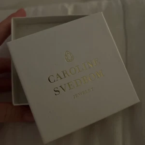 Carolina svedbom Armband - Säljer mitt fina armband k gott skick pga att de ej kommer till användning. Nypris är 700kr