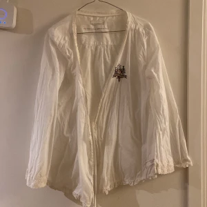 Vit wrap blus Odd molly - Tunn vit wrap blus med spets, 100% bomull, bra skick.
