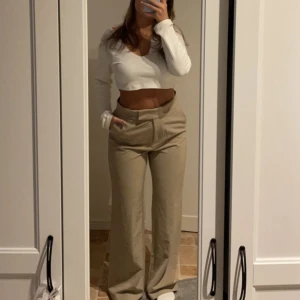 Kostymbyxor  - Snygga kostymbyxor! De har blivit för stora för mig så jag väljer att sälja de! Storlek 44 men de är väldigt små i storleken, så den sitter som en medium! 