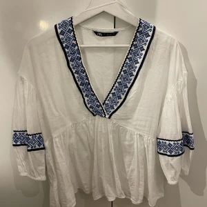 Zara blus  - Så fin trendig blus från Zara som jag köpte i sommras men tyvärr inte kommit till så mycket användning, inga deffekter 