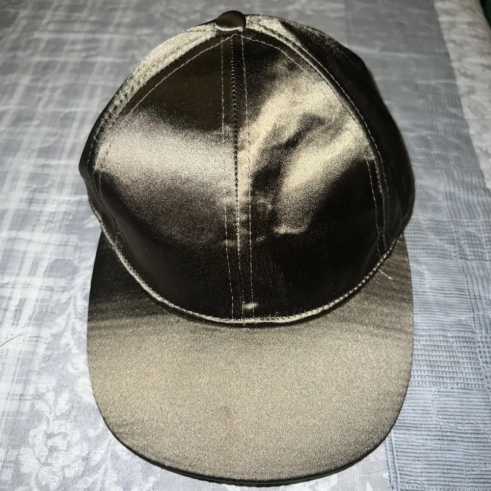 Satin militärgrön keps från h&m i stl S/54. Oanvänd. Asusteet.