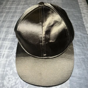 Satin militärgrön keps h&m - Satin militärgrön keps från h&m i stl S/54. Oanvänd