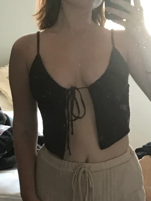 Hm topp  - En jättefin brun topp. Knappt använd . Säljer för att den är lite för liten …
