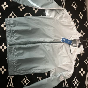 Adidas jacka  - Hej säljer denna då dennintenpasssr tun och lätt jacka nu inför våren sommaren vindtät 