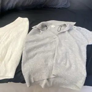 Två stickade tröjor den vita är från laget 157 köpt för 180kr och den gråa är från hm köpt för 200kr man kan köpa båda för 250kr eller den gråa för 150kr och den vita för 100kr 